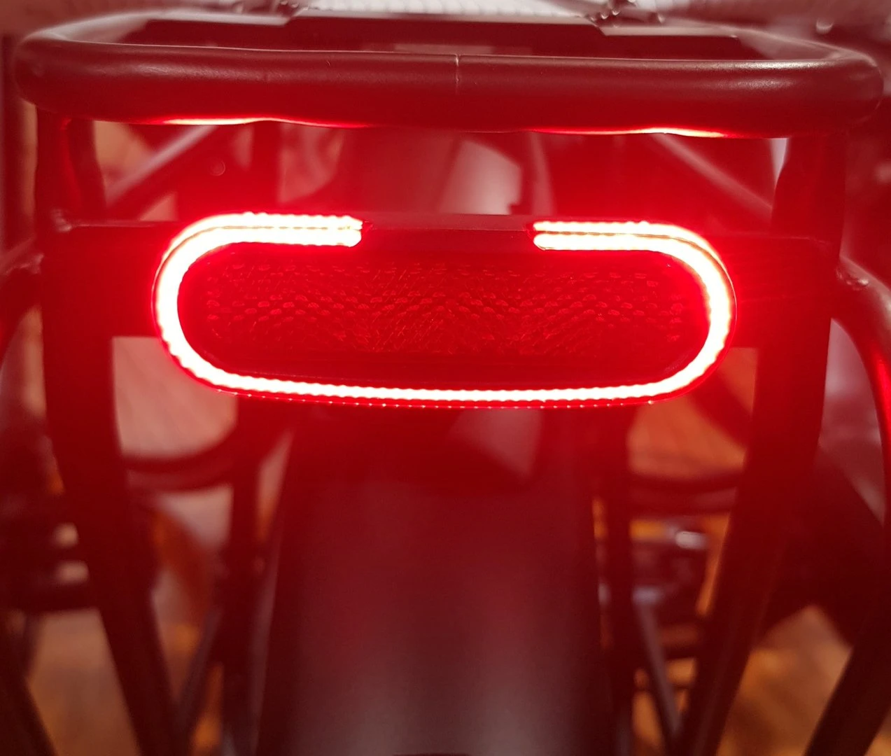 Fuxon Gepäckträgerrücklicht R-100-EB Mit Standlicht 50mm Schraubenabstand 6-12V Gleichspannung 5 Fuxon Gepäckträgerrücklicht R-100-EB Mit Standlicht 50mm Schraubenabstand 6-12V Gleichspannung - Image 3