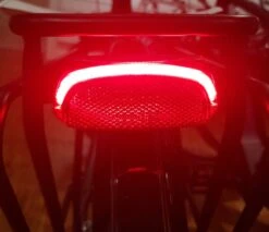 Fuxon Gepäckträgerrücklicht R-232 Mit Standlicht 50mm Schraubenabstand Für Dynamobetrieb 5 Fuxon Gepäckträgerrücklicht R-232 Mit Standlicht 50mm Schraubenabstand Für Dynamobetrieb -E-Bike Geschäft Fuxon Ruecklicht R 232 Flatline Nabendynamo 50mm fuer Gepaecktraeger 070 50190b