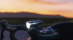 Sigma Aura-80 Mit Akku Für USB-Ladegerät -E-Bike Geschäft Sigma Frontleuchte Batterieleuchte LED Akku Aura 80 Lux USB 17800 4016224178001 070 28037i 1